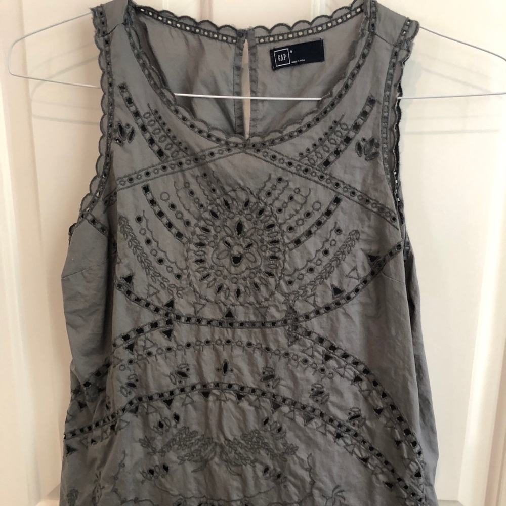Gray gap sleeveless shirt